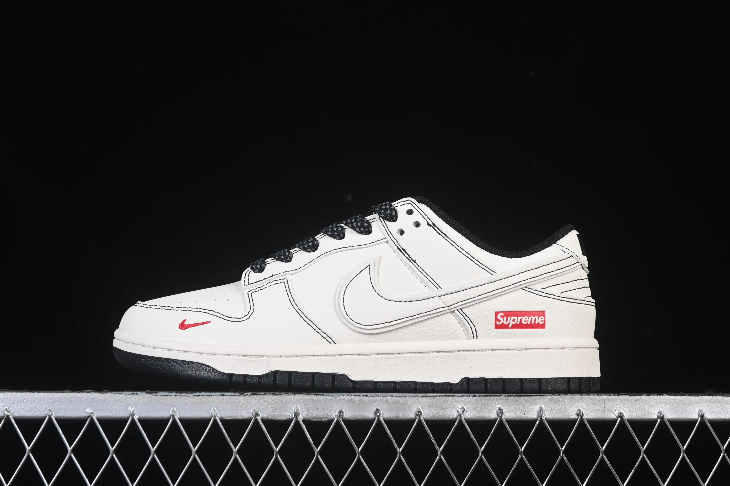 All categories Nk SB Dunk Series Nk SB Dunk Low High-end customized low-top sneakers Nike SB Dunk Low Supreme co-branded beige line with small red hook High-end customized low-top casual sneakers HH7518-098